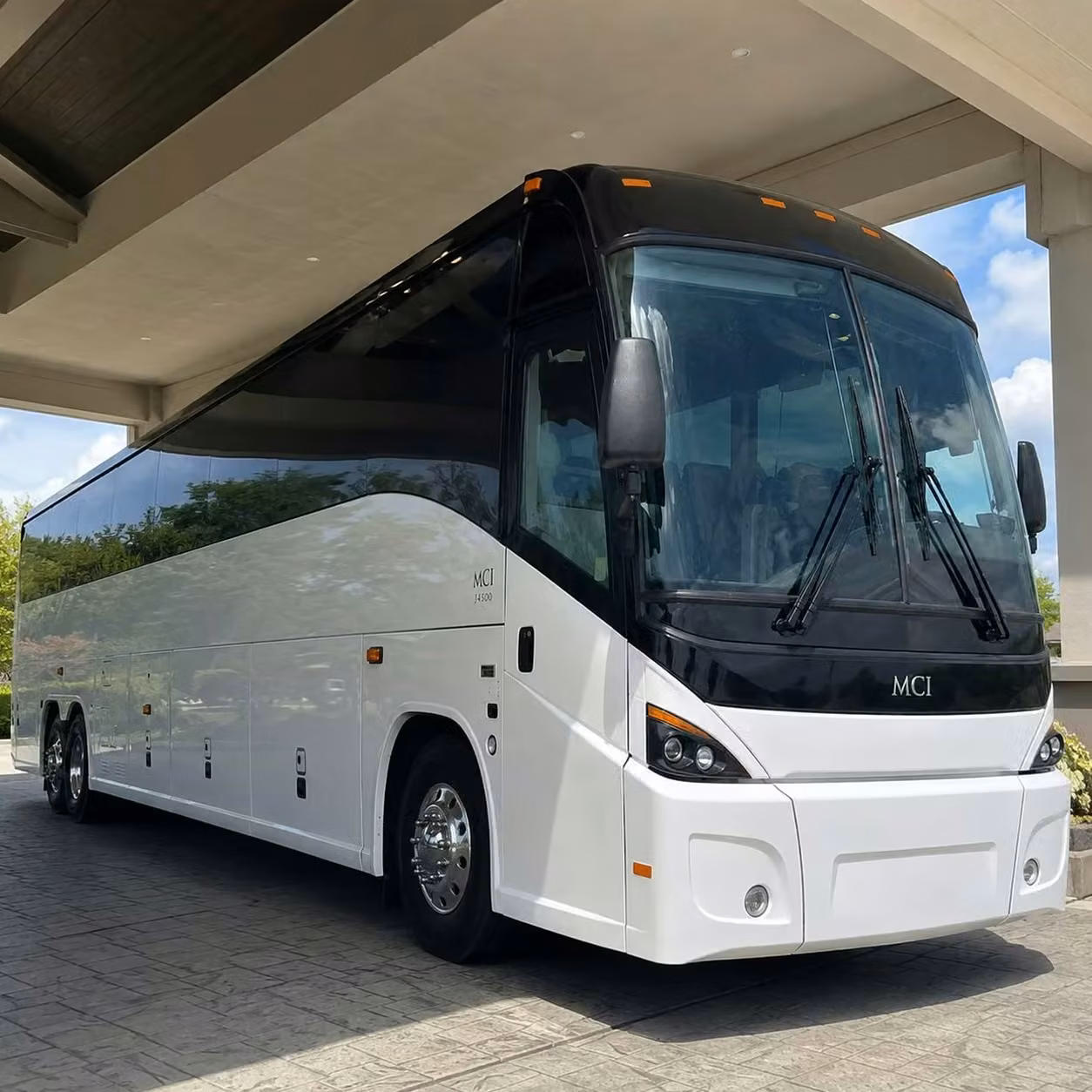manhattan beach government buses with onboard wifi power outlets and restrooms